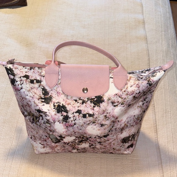 Longchamp Floral print Le pliage
Large Pink tote in EUC no callouts - Picture 6 of 10